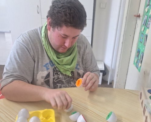 Výuka ve třídě C v tomto týdnu plná psaní, čtení, počítání, třídění