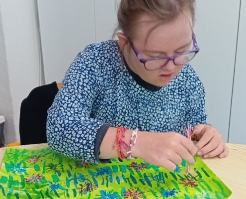 Děti dnes ve výtvarné výchově dodělaly kytičky na louku