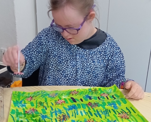 Děti dnes ve výtvarné výchově dodělaly kytičky na louku