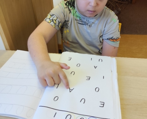 k procházce v lesíku, učili jsme se - počítání, čtení, psaní, manipulační činnosti
