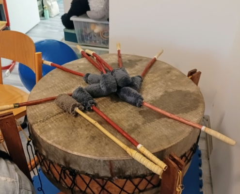 Děti si s paní Muzikoterapeutkou zacvičily, zazpívaly