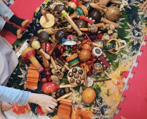 Děti si s paní Muzikoterapeutkou zacvičily, zazpívaly