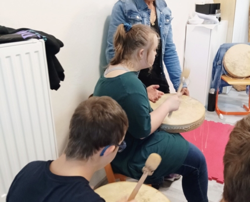 Děti si s paní Muzikoterapeutkou zacvičily, zazpívaly