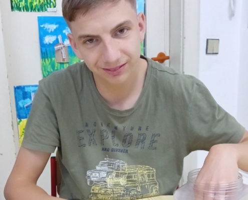 V pracovních činnostech jsme dnes vyzdobili konvicemi nástěnku