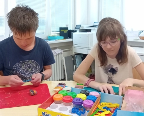 V pracovních činnostech jsme dnes vyzdobili konvicemi nástěnku