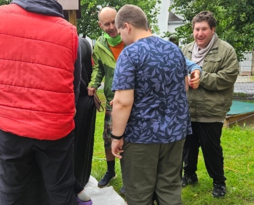 do školy přijel pan Vardan s mobilním planetáriem