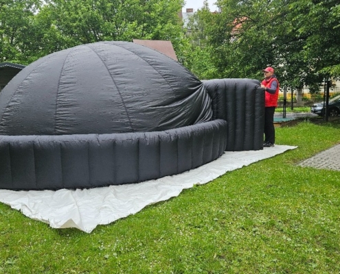 do školy přijel pan Vardan s mobilním planetáriem