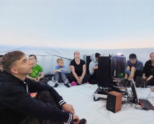 do školy přijel pan Vardan s mobilním planetáriem