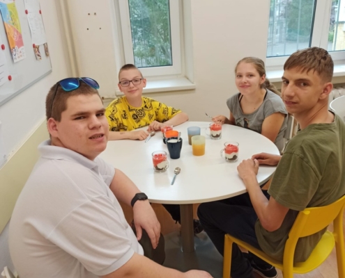 V kuchařském kroužku jsme si vyrobili jahodový míša řez do skleničky