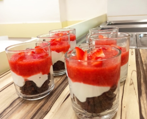 V kuchařském kroužku jsme si vyrobili jahodový míša řez do skleničky