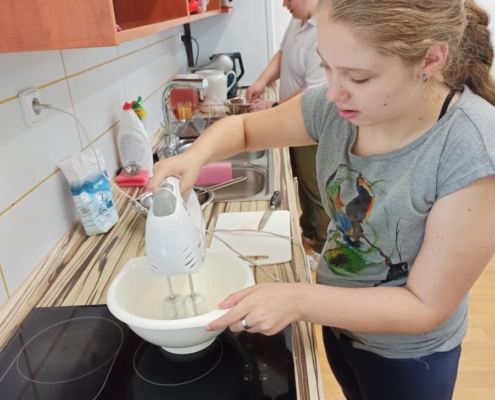 V kuchařském kroužku jsme si vyrobili jahodový míša řez do skleničky