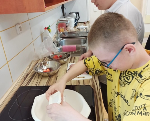 V kuchařském kroužku jsme si vyrobili jahodový míša řez do skleničky