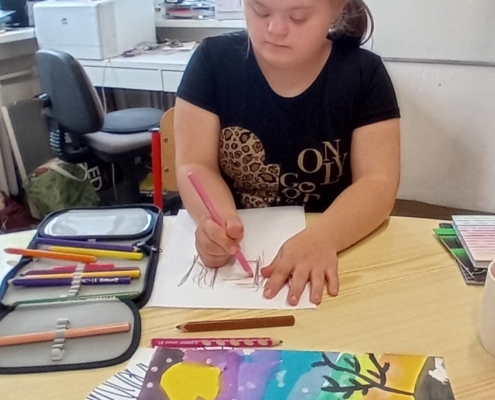 Ve výtvarné výchově si dnes žáčci vyrobili krásnou složku na hotové výkresy