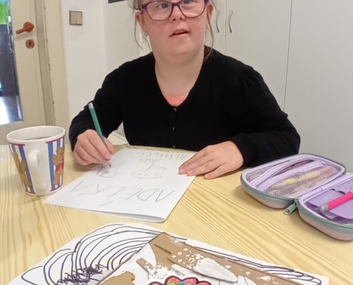 Ve výtvarné výchově si dnes žáčci vyrobili krásnou složku na hotové výkresy