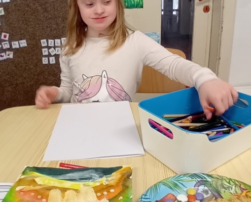 Ve výtvarné výchově si dnes žáčci vyrobili krásnou složku na hotové výkresy