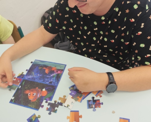 Pobyt v malé tělocvičně a hry na iPadu, hraní na varhanky, vybarvování obrázků, vkládačky