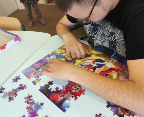 Pobyt v malé tělocvičně a hry na iPadu, hraní na varhanky, vybarvování obrázků, vkládačky