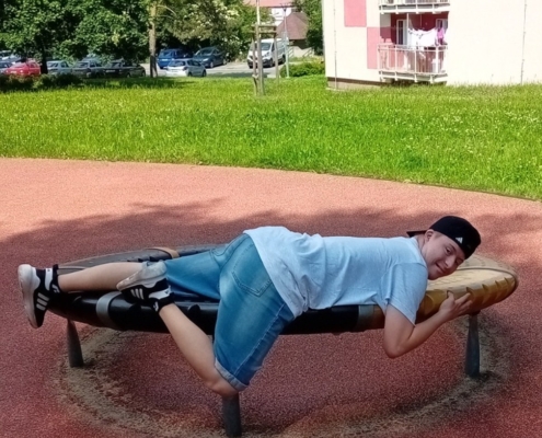 sobotní Šneček svačinka, pak pohádky, psali na tabuli, dlouhá procházka, okoupali nožky ve fontáně, oběd Kartáči
