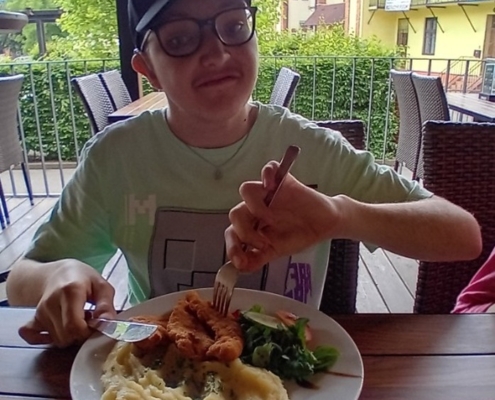 sobotní Šneček svačinka, pak pohádky, psali na tabuli, dlouhá procházka, okoupali nožky ve fontáně, oběd Kartáči