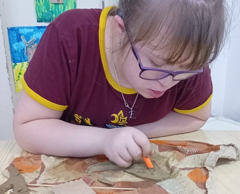 v keramice barvily výrobky a tvořily ptáčka