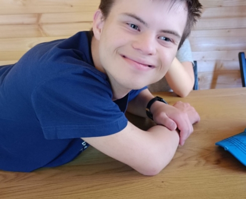 vynést a vytřídit odpad, zasadit keř, nastříhat a uklidit větve