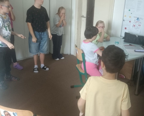 Dřevěné vkládačky, puzzle, tanečky, kreslení, vybarvování, hraní si s kostkami