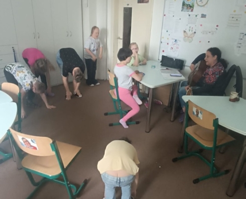 Dřevěné vkládačky, puzzle, tanečky, kreslení, vybarvování, hraní si s kostkami