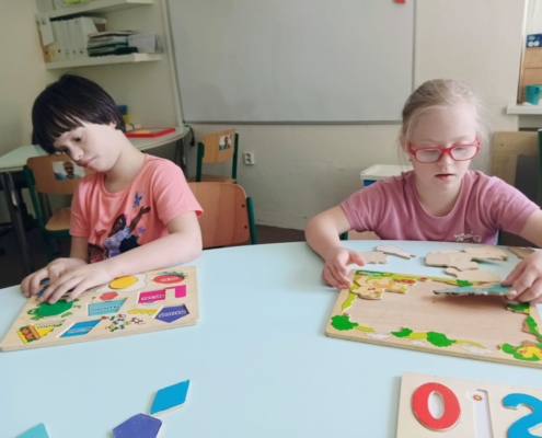 Dřevěné vkládačky, puzzle, tanečky, kreslení, vybarvování, hraní si s kostkami