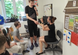 lehké opakování v lavicích nebo různě na zemi formou plnění nejrůznějších úkolů