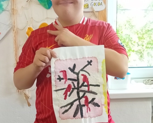 Ve výtvarné výchově žáci využili malovaný podklad