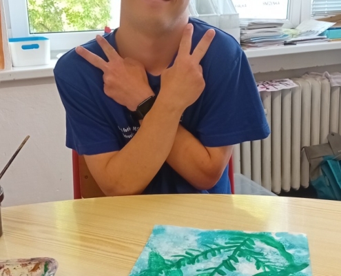 Ve výtvarné výchově žáci využili malovaný podklad