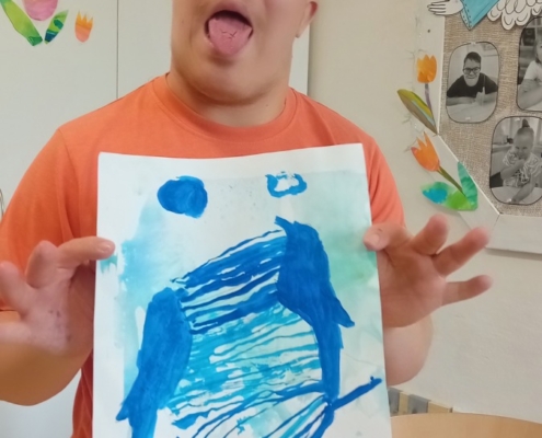 Ve výtvarné výchově žáci využili malovaný podklad