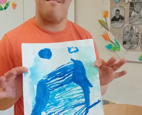 Ve výtvarné výchově žáci využili malovaný podklad
