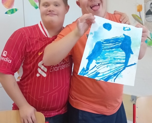 Ve výtvarné výchově žáci využili malovaný podklad