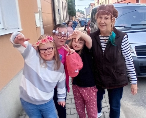 Na procházce jsme navštívili obchod s kostýmy a zakoupili pár hippie čelenek