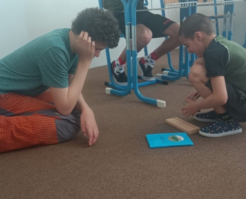 v naší družině hodně hrálo na kytaru, zpívalo se, v malé tělocvičně se tančilo na hity