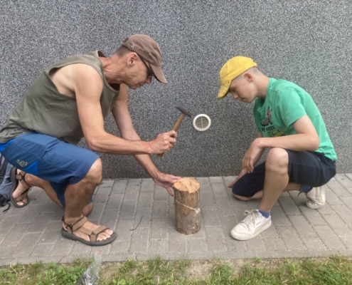 udělali si malý turnaj v zatloukání hřebíků