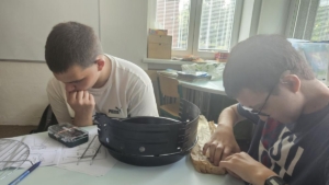 Dnes proběhla na školní zahradě grilovačka třídy E