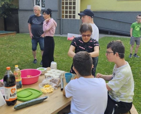 Dnes proběhla na školní zahradě grilovačka třídy E