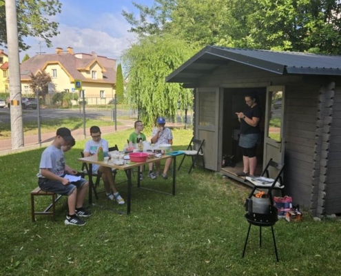 Dnes proběhla na školní zahradě grilovačka třídy E