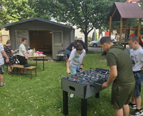Dnes proběhla na školní zahradě grilovačka třídy E