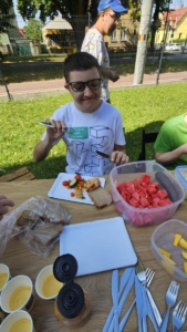 Dnes proběhla na školní zahradě grilovačka třídy E