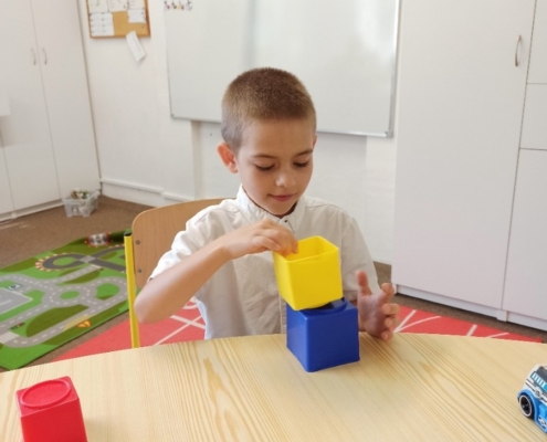 Třídění tvarů. Procvičování jemné motoriky