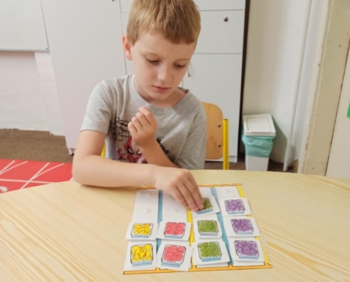 Třídění tvarů. Procvičování jemné motoriky