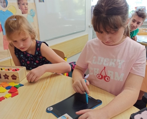 Třídění tvarů. Procvičování jemné motoriky