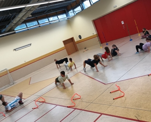 Rozcvička, překážková dráha a fotbálek