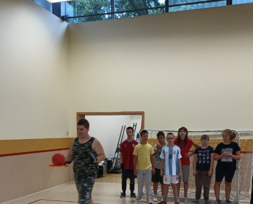 Rozcvička, překážková dráha a fotbálek