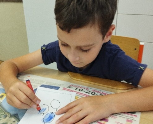 ve výtvarné výchově pokračovali v tvorbě na téma plody podzimu