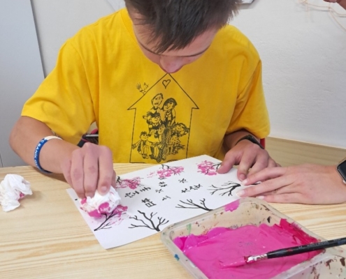 Tvořili jsme pomocí zmačkaného ubrousku okvětní lístky stromu Sakura