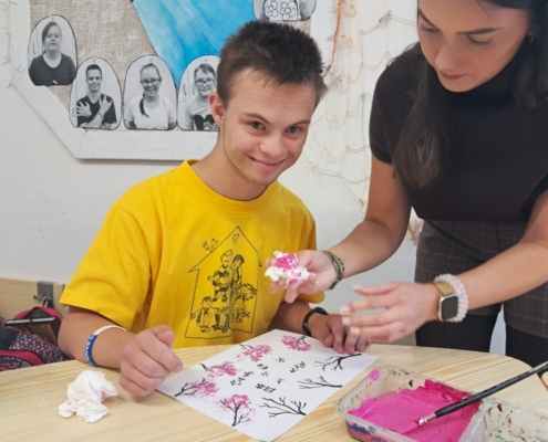 Tvořili jsme pomocí zmačkaného ubrousku okvětní lístky stromu Sakura